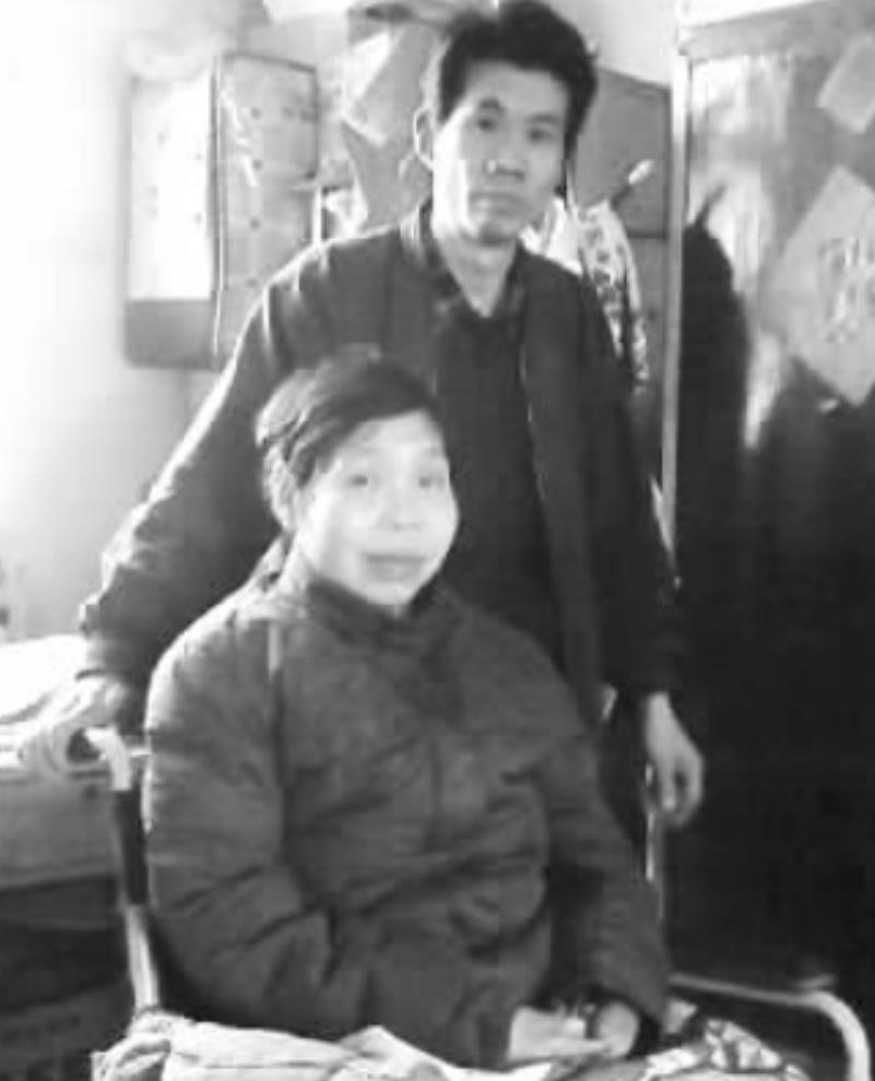 河南一女老师，身患重病瘫痪，遭到丈夫抛弃。多年前受过她资助的穷学生：老师，这辈子