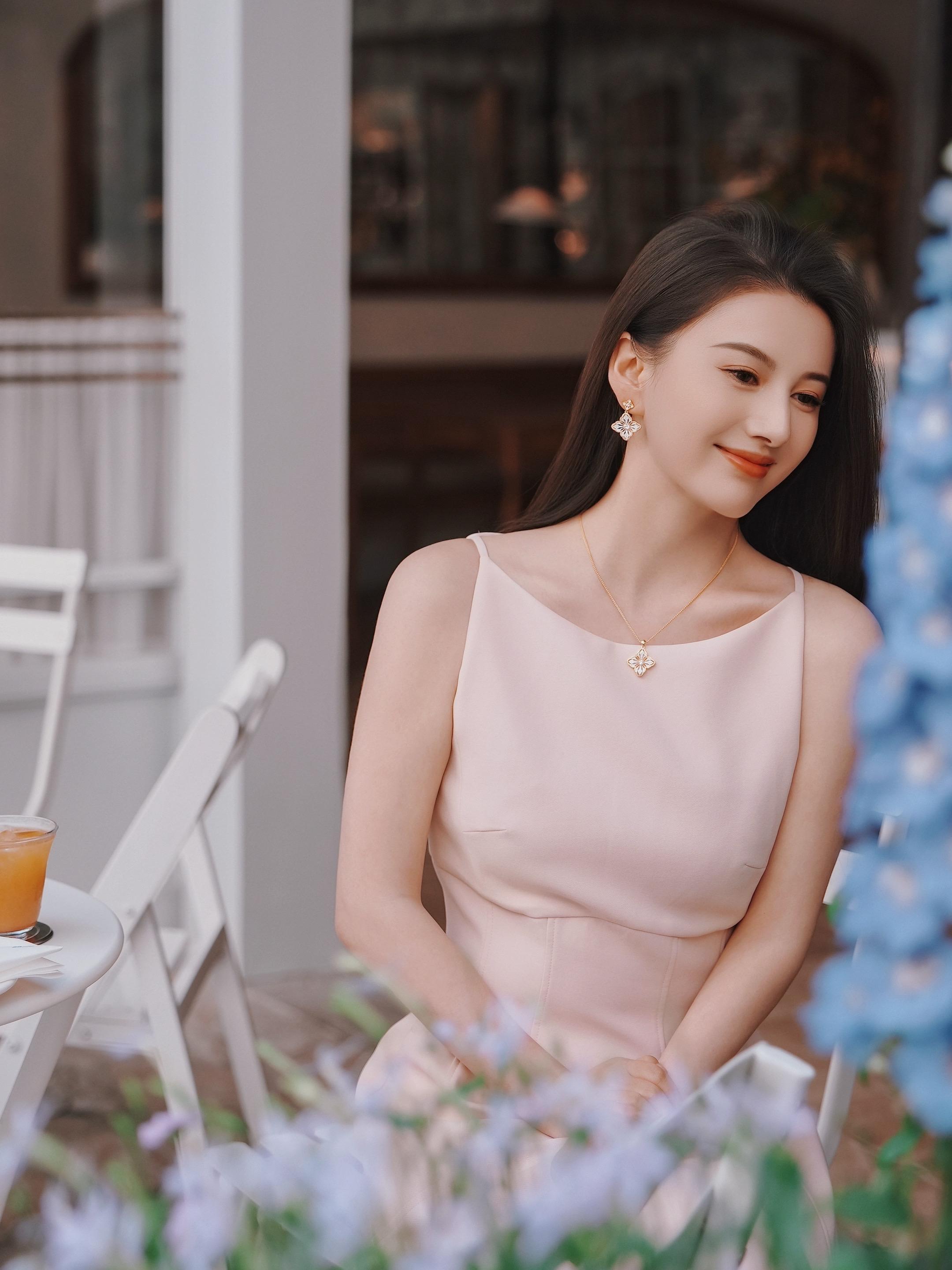 更喜欢30岁以后的自己 美好松弛 经济独立 永远在舒服的状态里 平平淡...