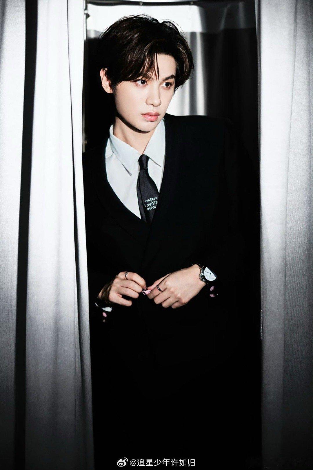 天鹅绒材质衬托优雅颈线，黄明昊这身堪称文艺复兴杰作！ 