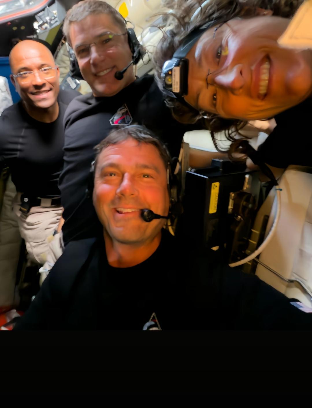 美国4名宇航员回来了，
10天的载人绕月飞行做到了，
没有保密，很多公开的视频录