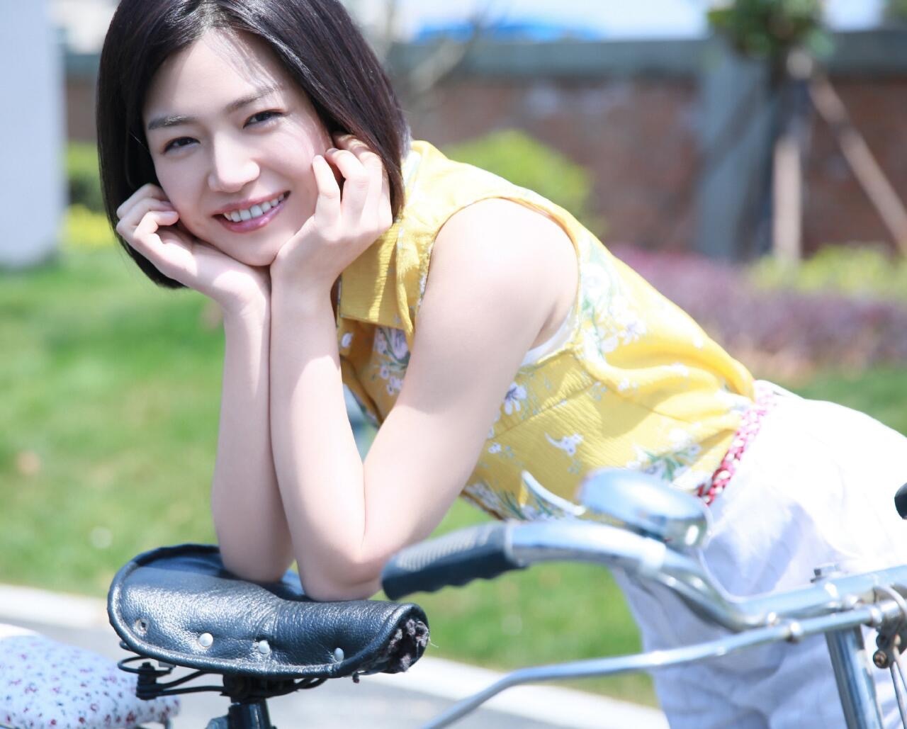 首页的大神们手速太快了，陈妍希在京东超市大秀上的湿发造型刚曝光，各种“甜妹变酷姐