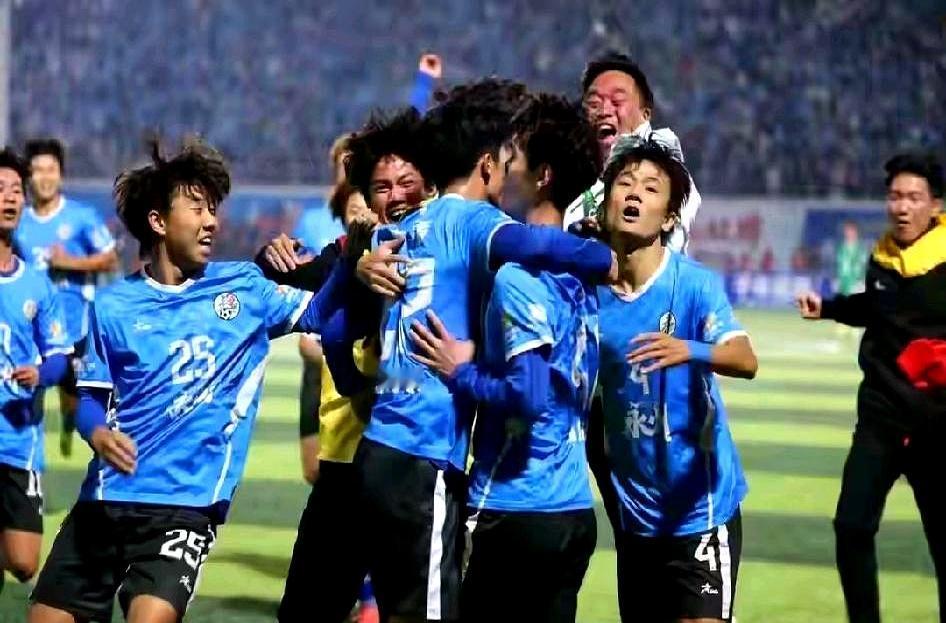 “发现没有，‘告发子’永州队特殊化，主客场都是蓝色球衣。”
 

湘超14支球队