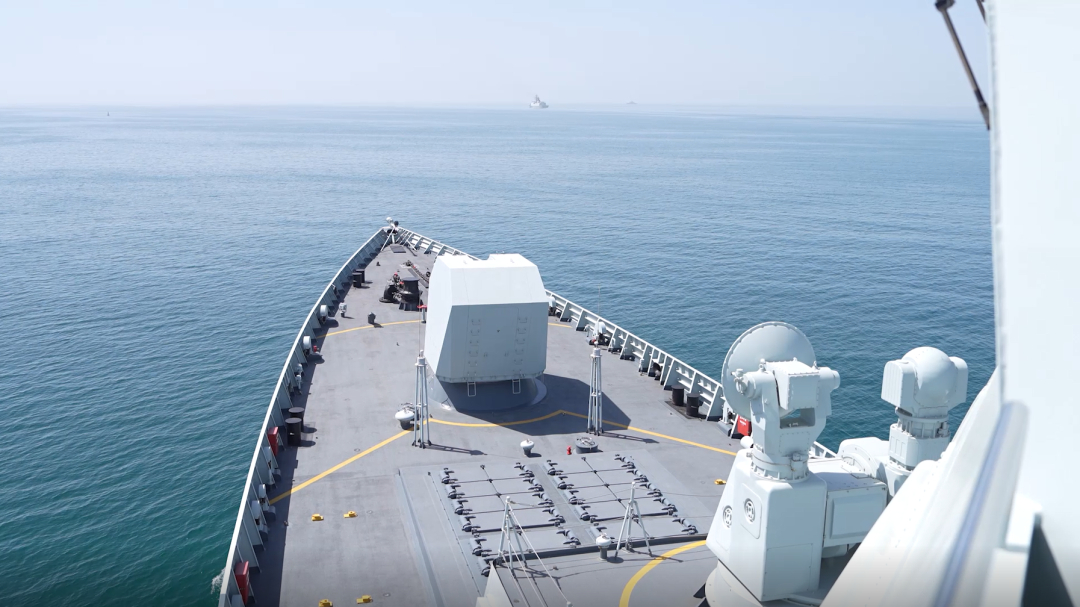 当地时间3月15日上午9时许，参加“安全纽带—2024”联合演习的中俄舰艇缓缓驶