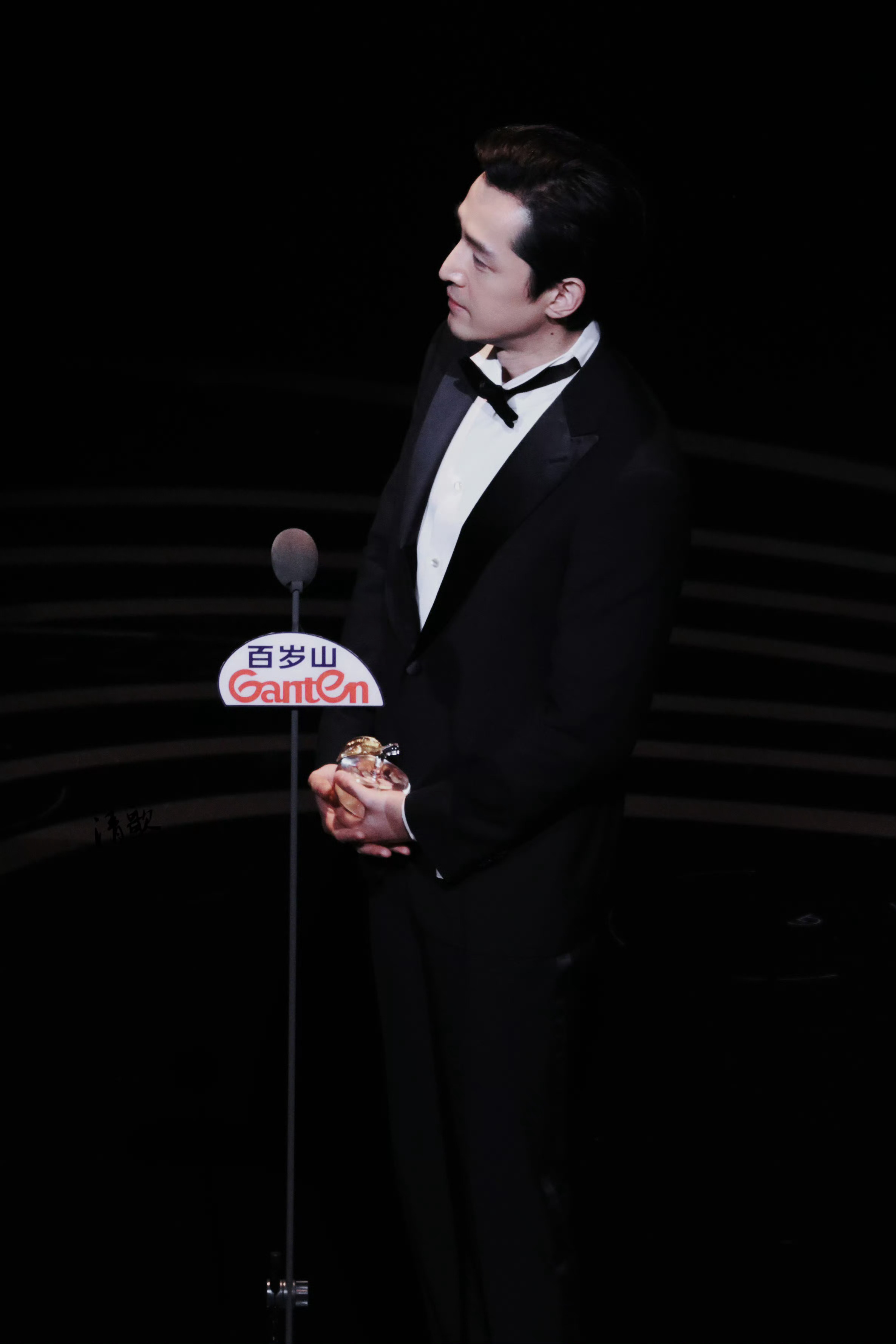 胡歌直言无法走出母亲去世阴影其实走不出去挺正常！以前听有人说父母是挡在自己跟死神