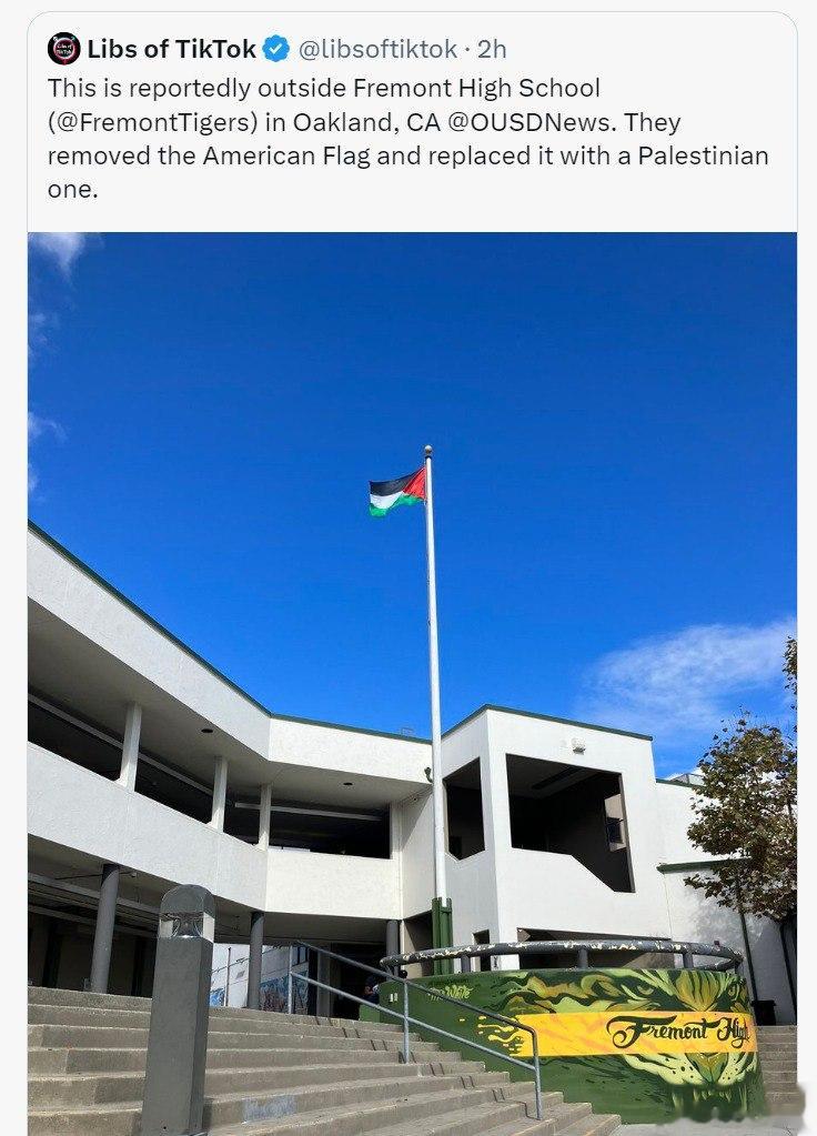 美国加州奥克兰一所高中，把美国国旗撤下，升起了巴勒斯坦旗。（来源见图） ​​​