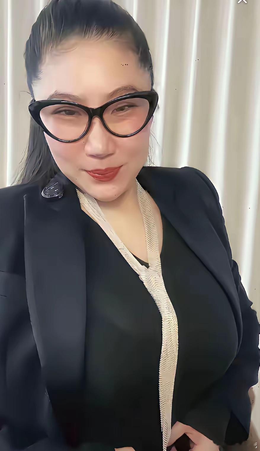 CoCo其实很傻，她总是对谢贤照顾了她10年念念不忘。她是舒服了10年，却是用一