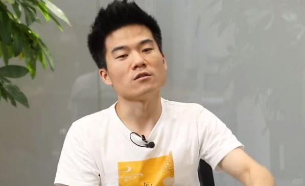 董宇辉自嘲是“卖菜的 ”，在很多人眼中他是网红，因为拥有超高的流量，引来不少当红...
