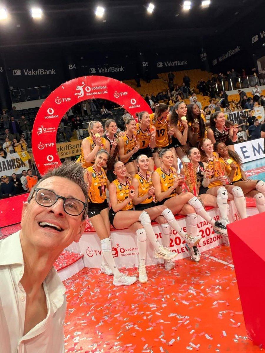 国际排坛动态古德蒂晒出夺冠自拍，并写到“我是一个幸运的教练” 