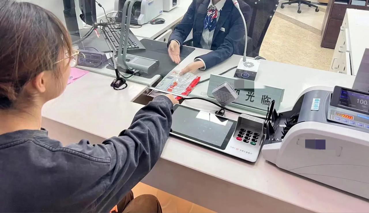 湖南常德，女子在银行快下班时到柜台办理1500元的取款业务，但大堂经理告知可以在
