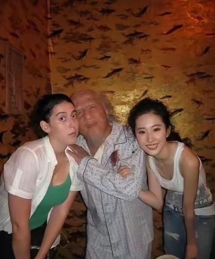 天呐，中间这个人竟然是成龙，差点没认出来 