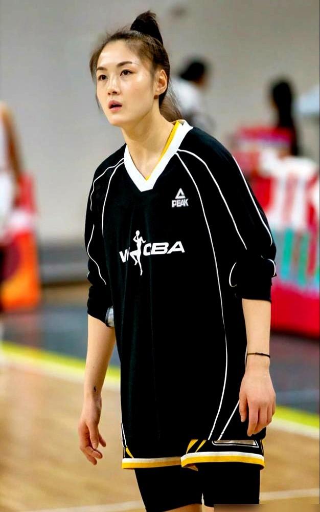 被骂上热搜的张曼曼，终于哭了。

前几场打马里，首发12分钟交白卷，网上骂声一片