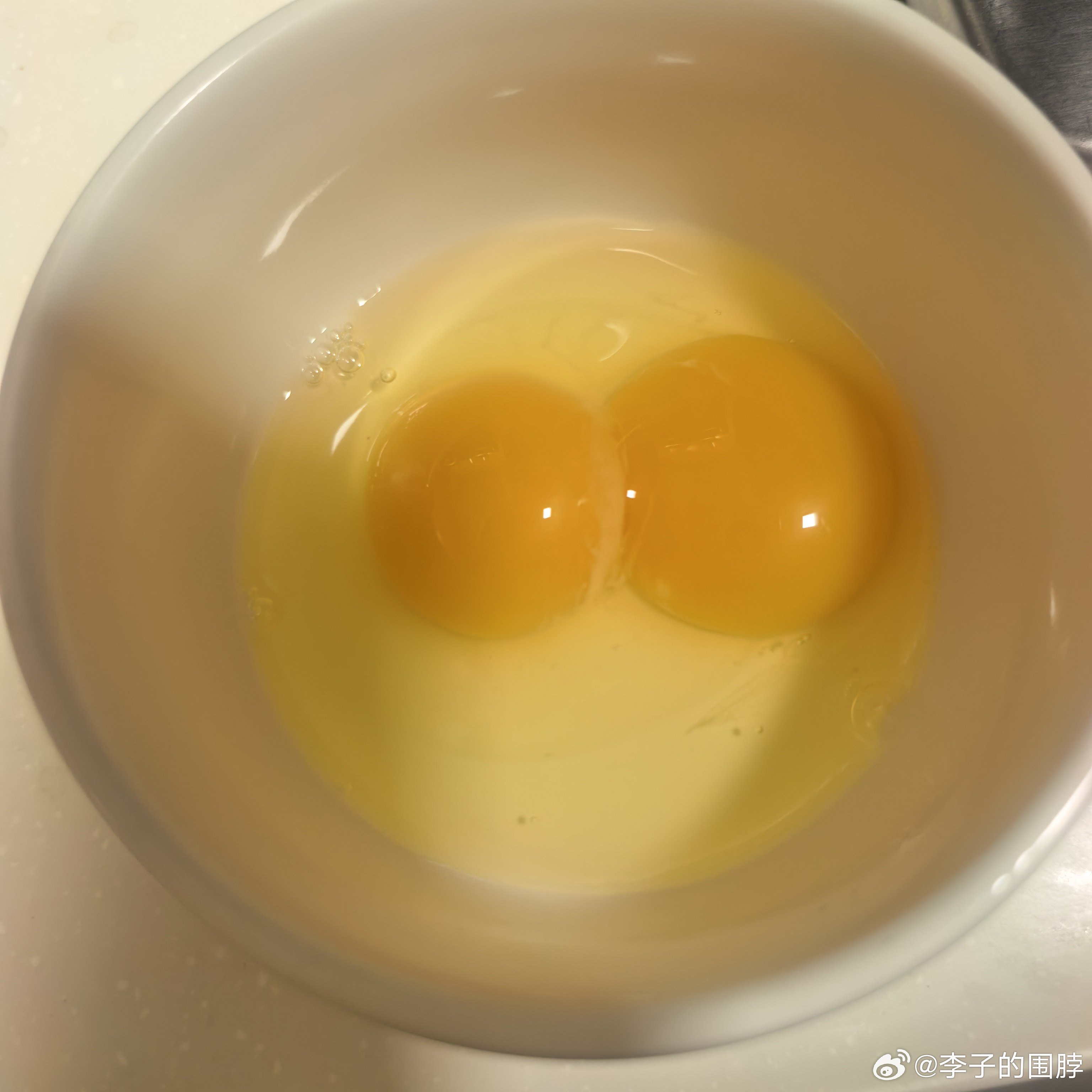 我妈这次带来的鸡蛋双黄蛋概率还挺高的，摸出一个一打，又是双黄蛋。倒了开水进去后，