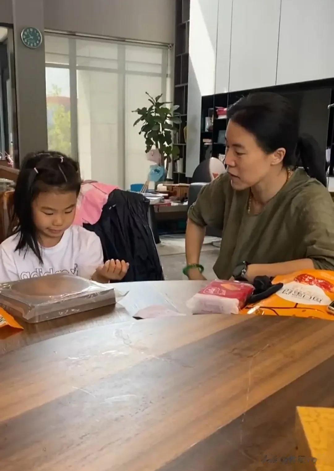 笑笑去北京比赛获得第8名，大满贯妈妈王楠悉心指导，这乒乓球资源好强。
王楠真会夸