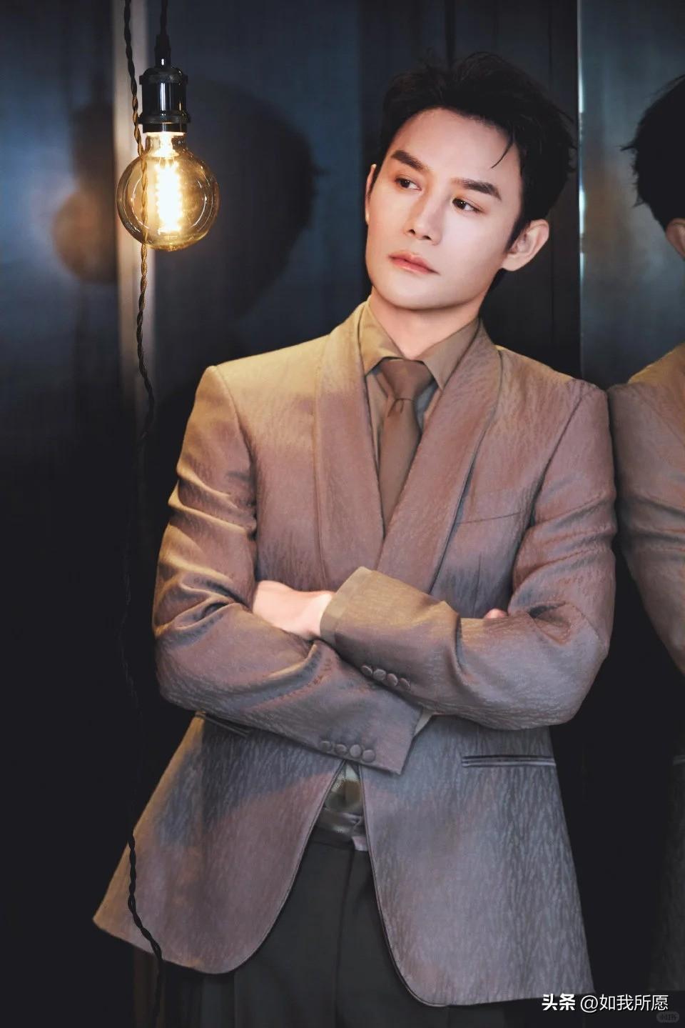 谢谢王凯，
用一己之力，
卷哭了全网的80后男人。

真的不是姐妹们苛刻，是这男