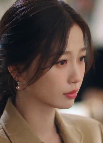 姜暮偶尔也会在姜迎寒面前提起靳朝，一开始的时候母亲还有些排斥听到他的事，后来心情