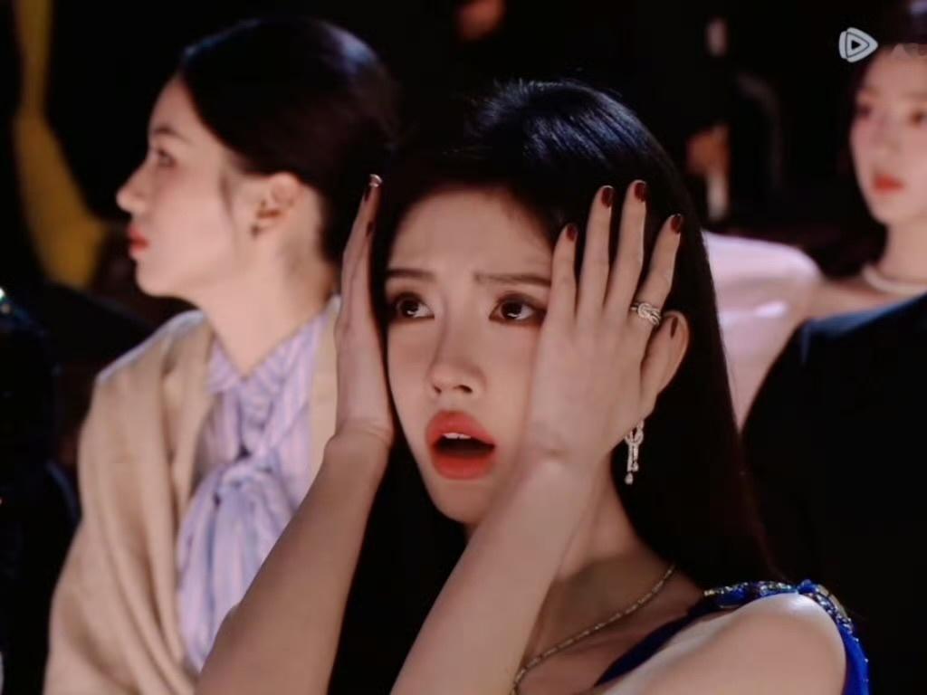 昨天星光大赏鞠婧祎真的好可爱啊反差感超级萌 谁懂？！ 