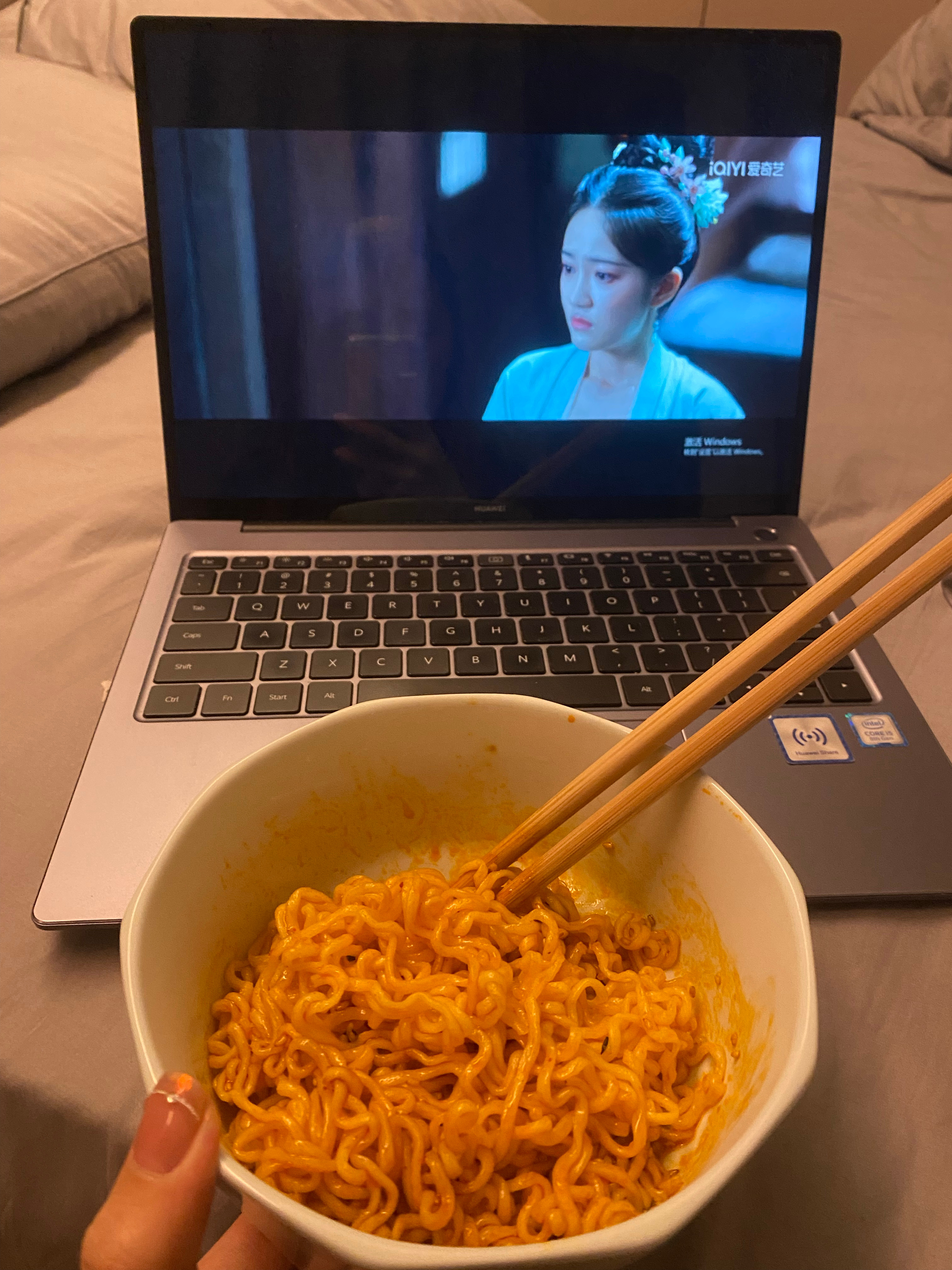 大半夜追剧真的好饿，想吃糖葫芦，竟然真的有[泪]还有火鸡面吃得饱饱的。这段恋爱里