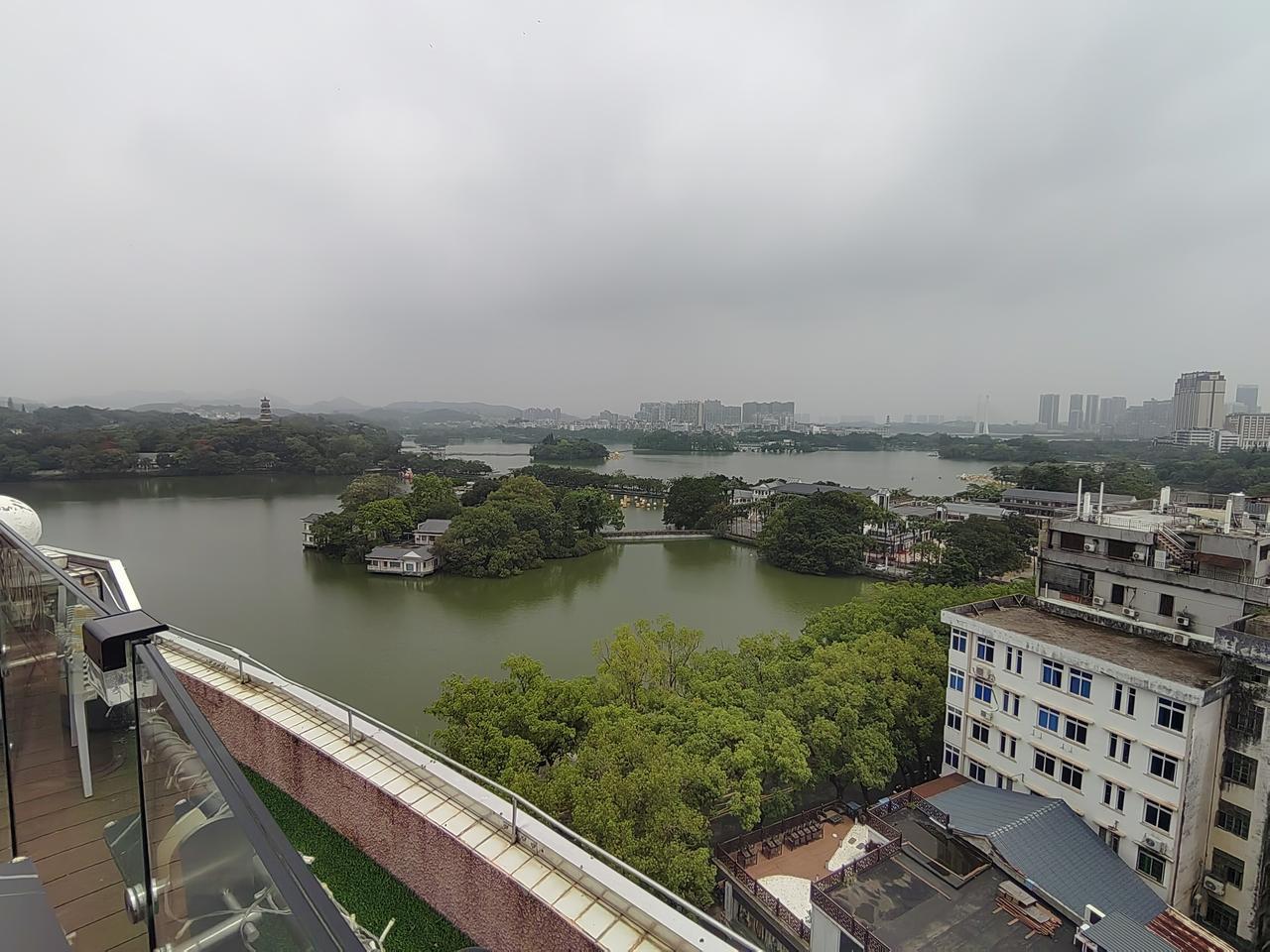 俯瞰城市与绿洲，静享湖光山色，悠然自得。