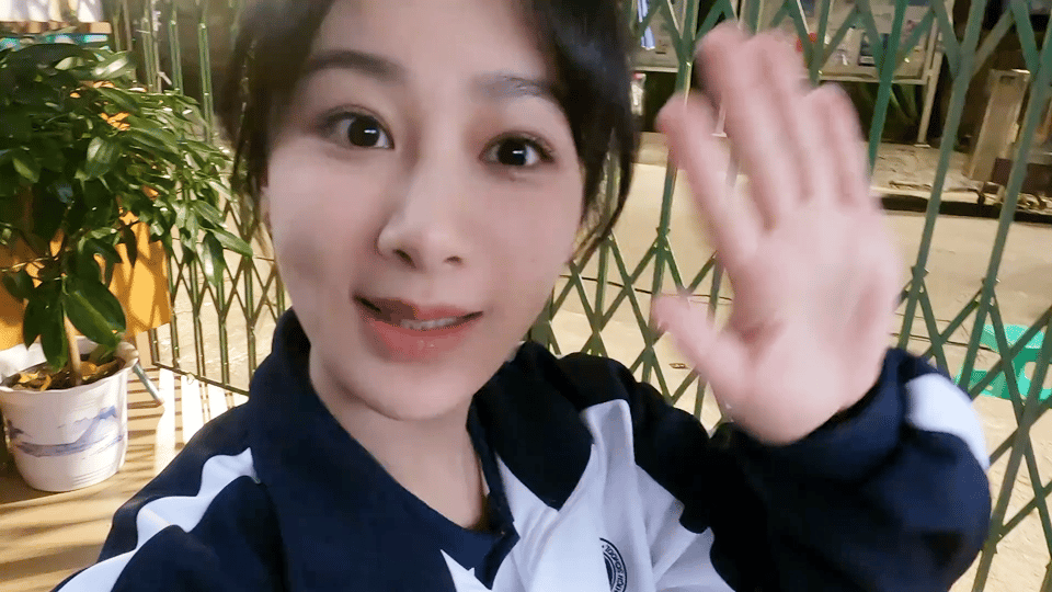 #杨紫包馄饨# 过年吃一口黄瀛子牌馄饨能不能秒回学生时代，姐真的十项全能心灵手巧