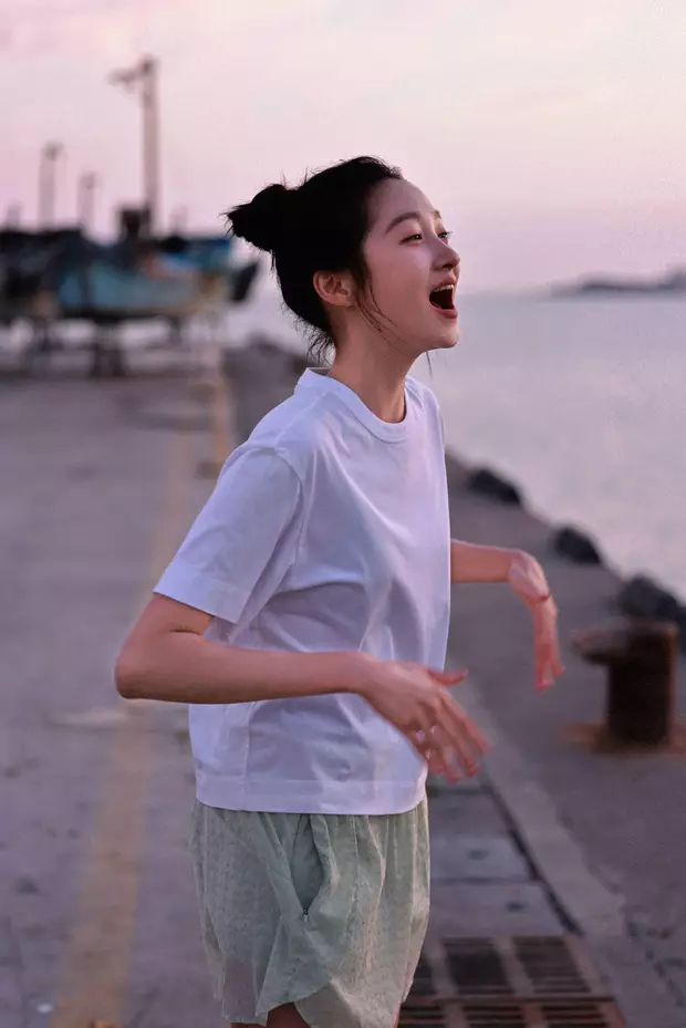 关晓彤海边吹风状态放松！面朝大海开心呐喊心情舒畅 ​​​