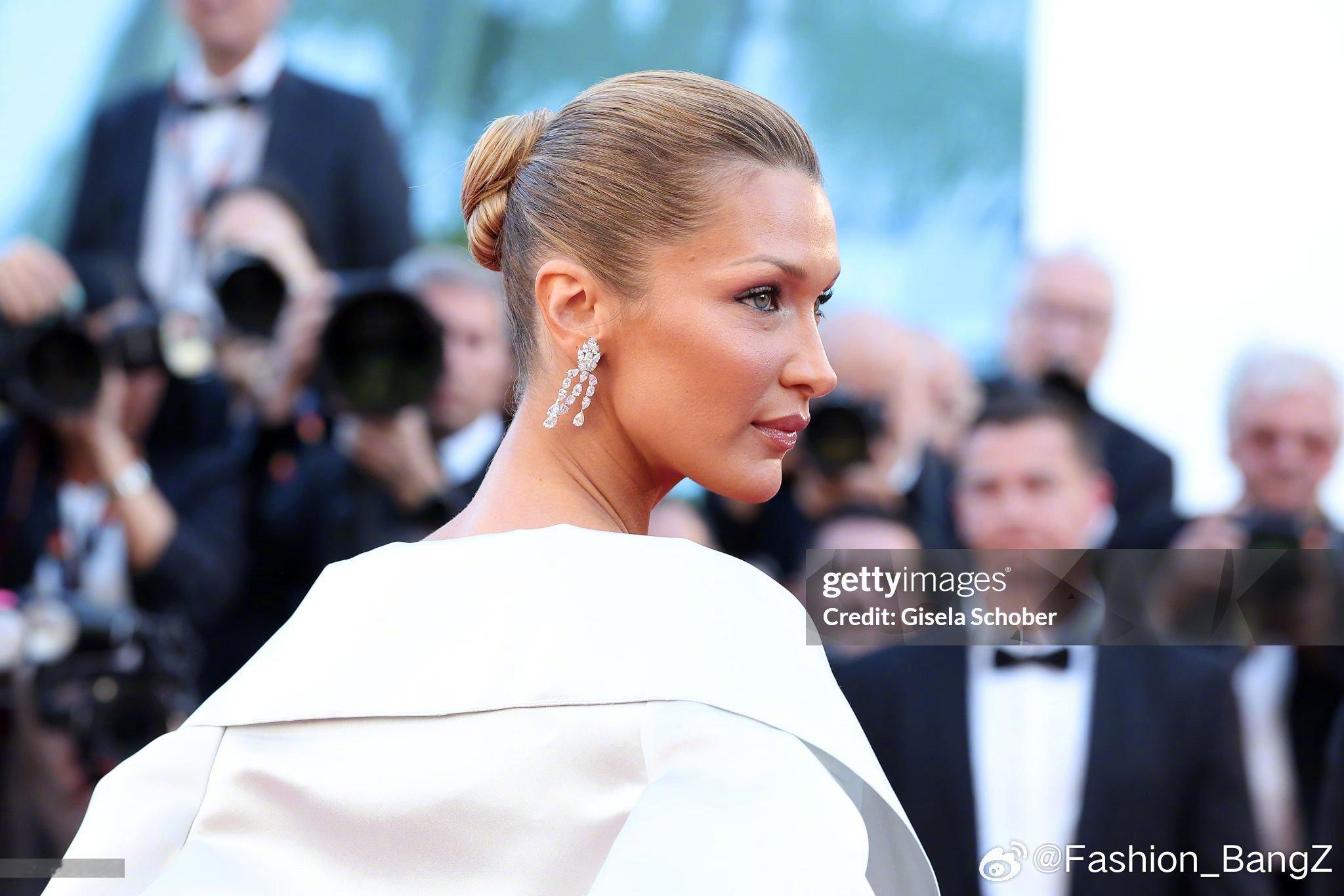 Bella Hadid 身着 PRADA 特别定制礼服、佩戴 Chopard 珠