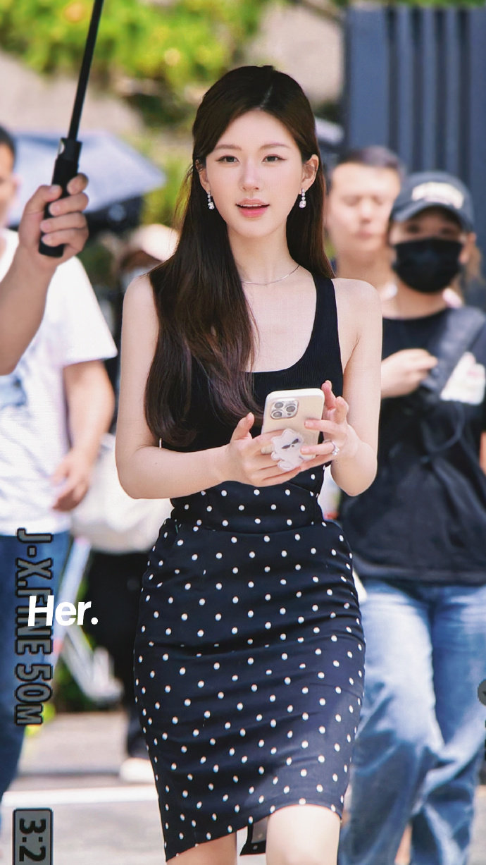 赵露思，今日份许妍好御姐，状态好好，新剧#许我耀眼# 拍摄顺利[哇] ​​​