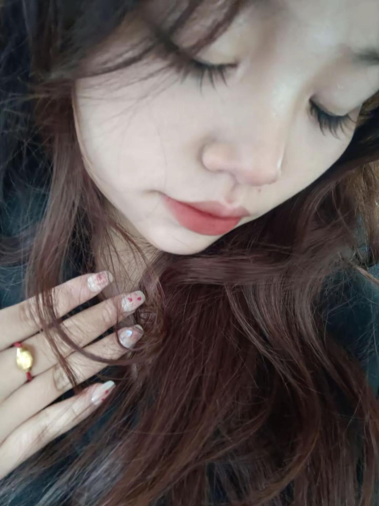 于是我恍惚 原来爱一个人是这样的感觉 就连难过也心甘情愿