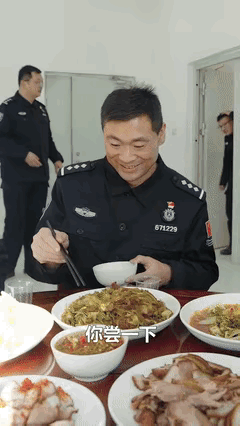 看哭了！戍边民警10多年没回家过年，5天前，单位食堂安排了一道“特色菜”！不料，
