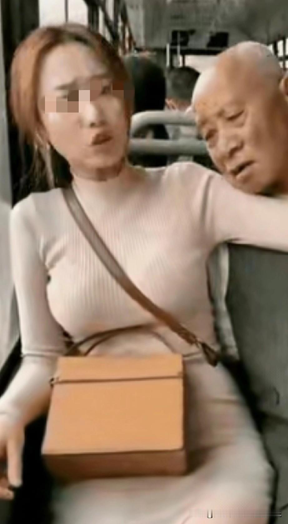 公交车上一幕，太恶心了！
一大爷趁女子不注意，把头靠人家肩膀上，女子发现后礼貌推