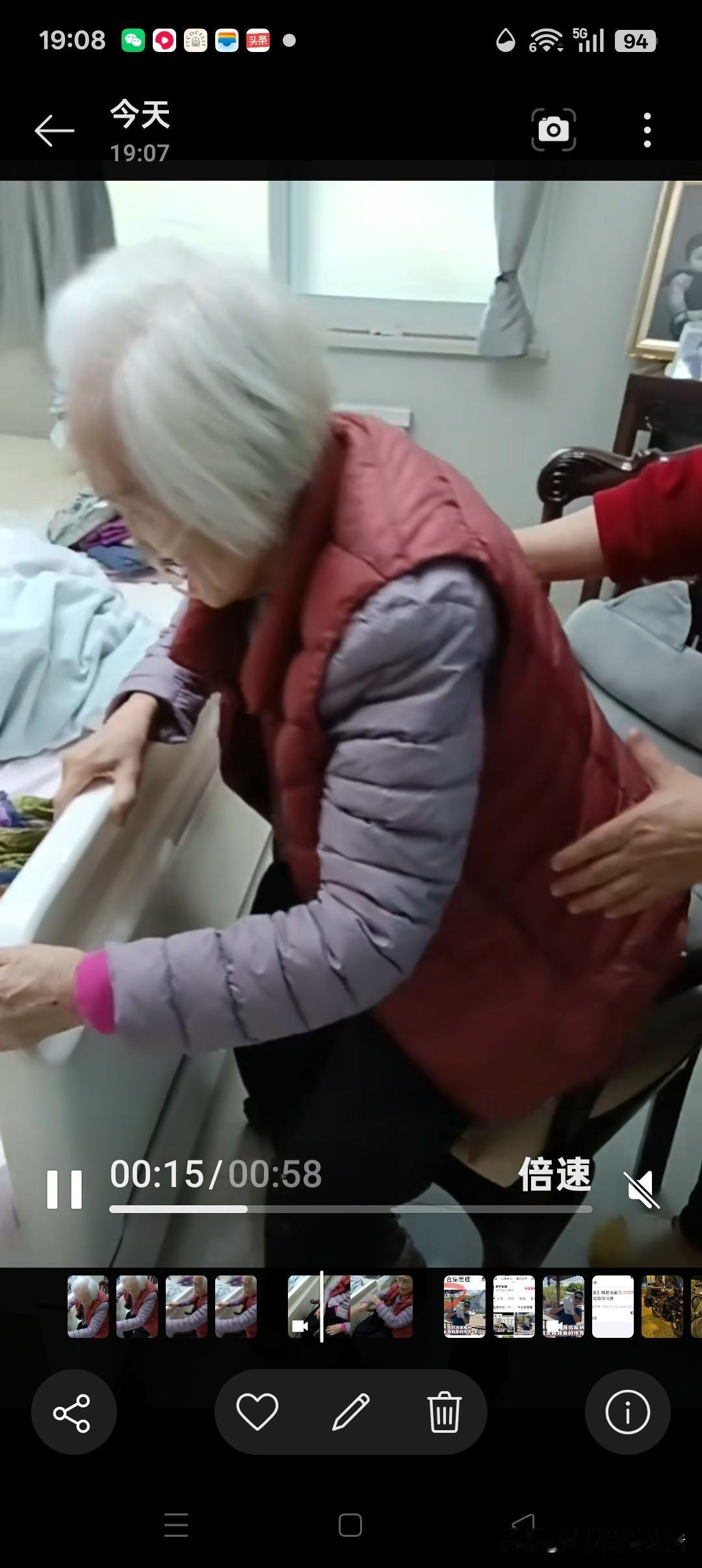96岁的易奶奶骨折躺了一年半，居然又重新站起来学走路了，这事真的彻底刷新了我对高