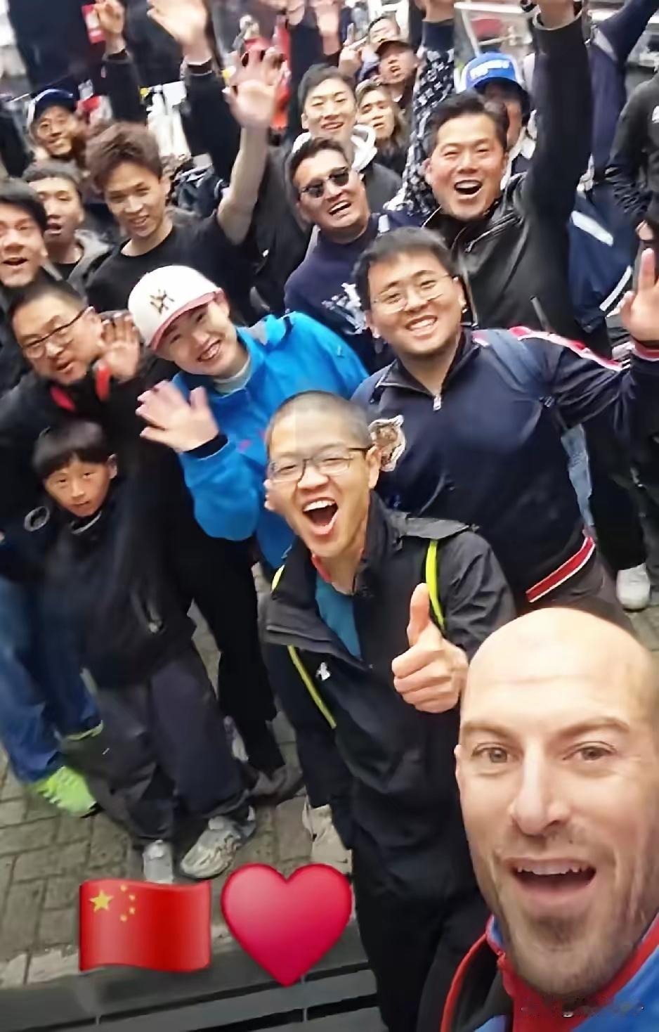 德比斯晒与中国粉丝现场合照！[赞]
感觉自己成大明星了，德比斯做梦都没想到中国粉