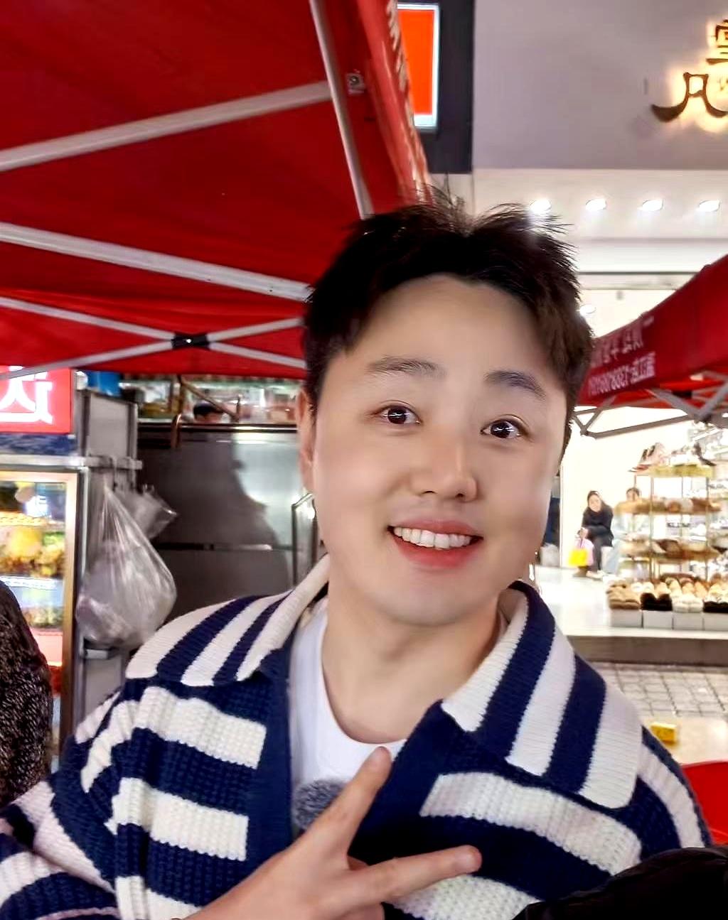 他辞了稳定的工作，拍美食视频只用自己买的相机。  
 

信用卡余额只剩两千，家