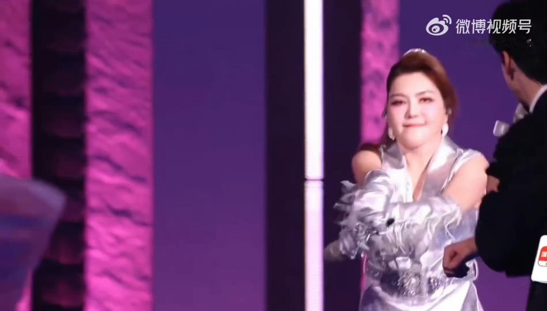 乌兰图雅太可爱了自带快乐体质，舞台上又萌又飒，感染力绝了～乘风2026