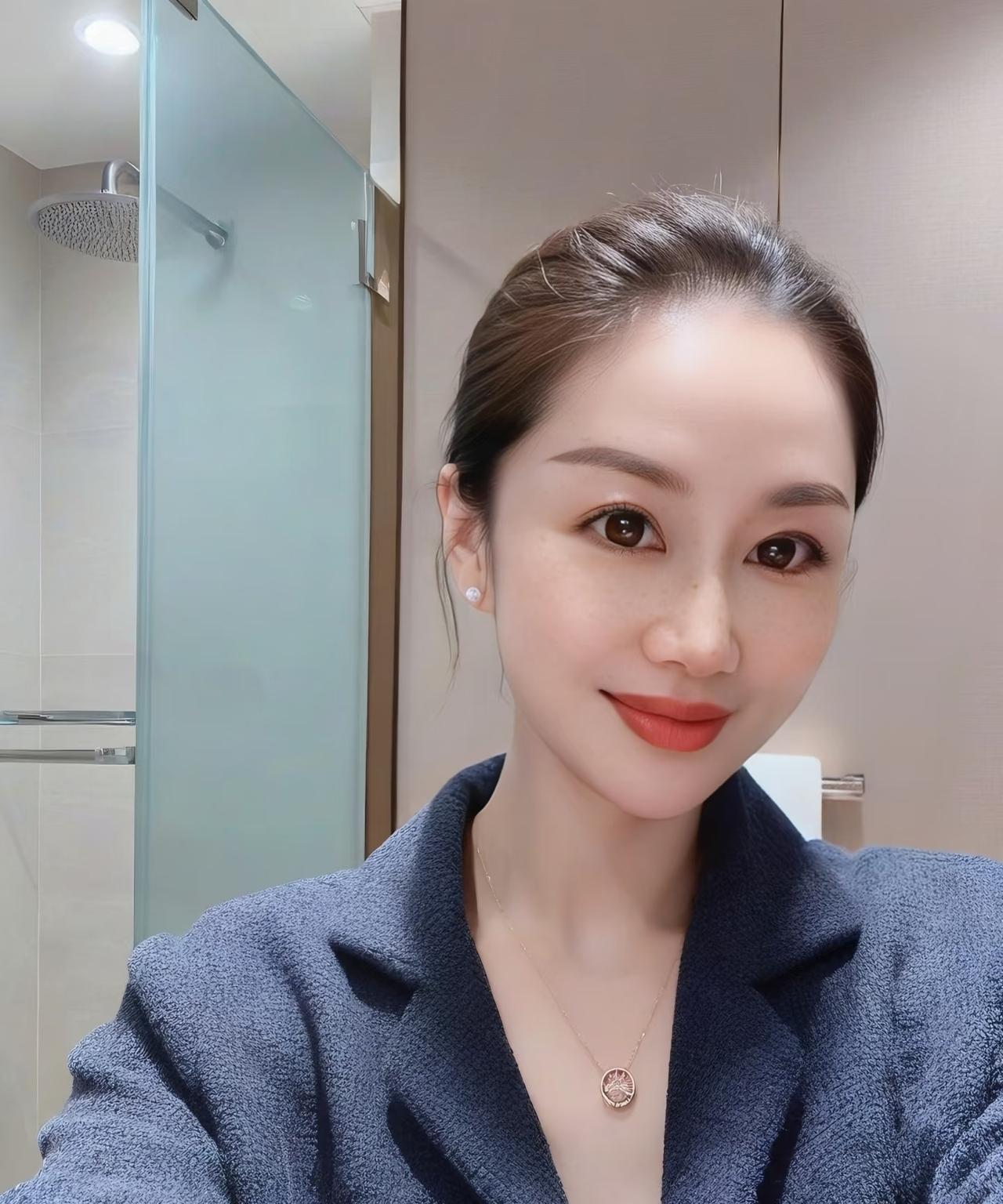 年会上最让女生反感的环节，
不是表演，是敬酒！
 
年底了，公司年会搞得像“商务