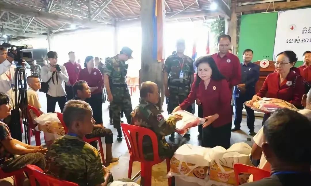 洪森夫人文拉妮赶赴边境慰问受冲突受灾的民众，并且为边境灾民送去了面粉，不得不说，