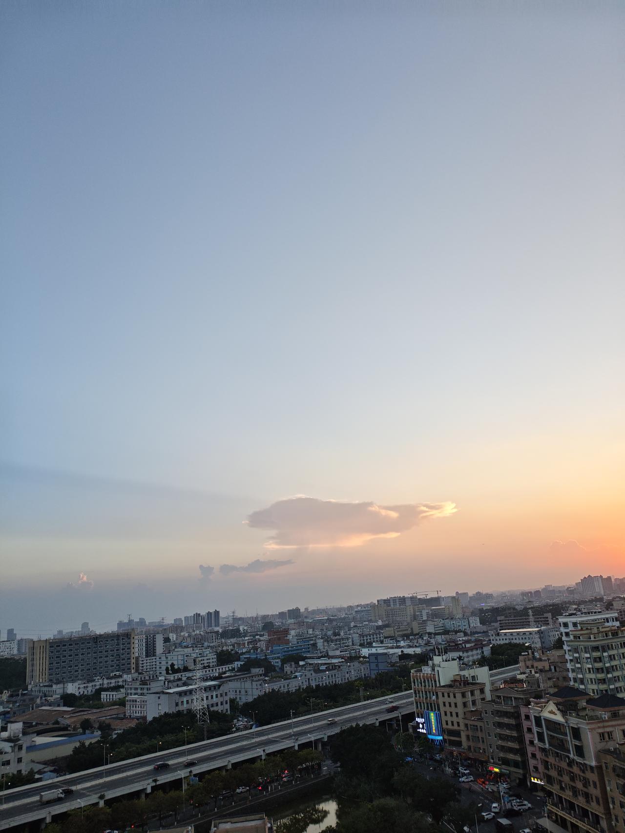 我拍到的落日瞬间深圳进入了夏天，这天气每天差不多都是阴天有雷雨，这是昨天下午雨后