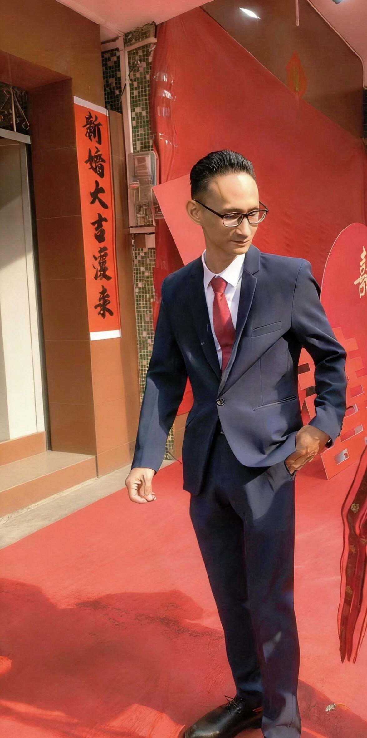 恭喜我的好朋友步入婚姻殿堂，愿你们相濡以沫，携手共度人生的每一个美好瞬间。祝福你