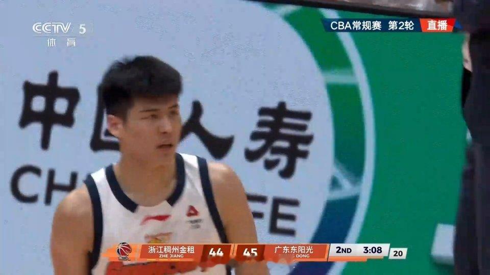浙江男篮vs广东男篮陈家政命中一个三分后，又强打一个造犯规.这段时间王洪泽也表现