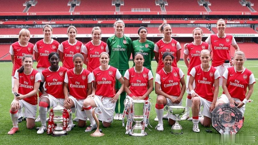 又一座奖杯入账🏆阿森纳女足成为女子足球中唯一一支赢得过所有冠军奖杯的俱乐部❤️