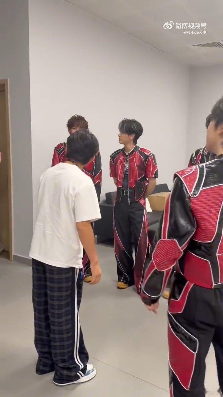王祖蓝探班时代少年团演唱会多年综艺缘分沉淀成真挚情谊，王祖蓝专程奔赴广州探班，为