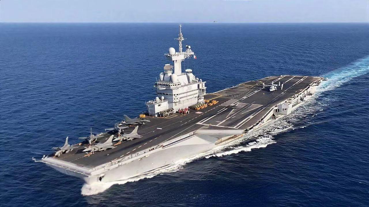 🇫🇷🚢🔥🇮🇷
法国国防部表示，
航空母舰“戴高乐”号目前位于阿拉伯海