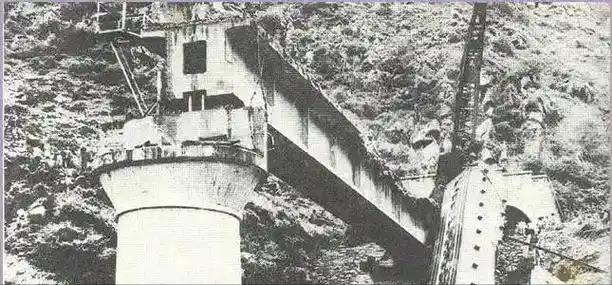 1981年，一列火车在大渡河峡谷冲进了一座不存在的大桥，275人瞬间失踪，司机最