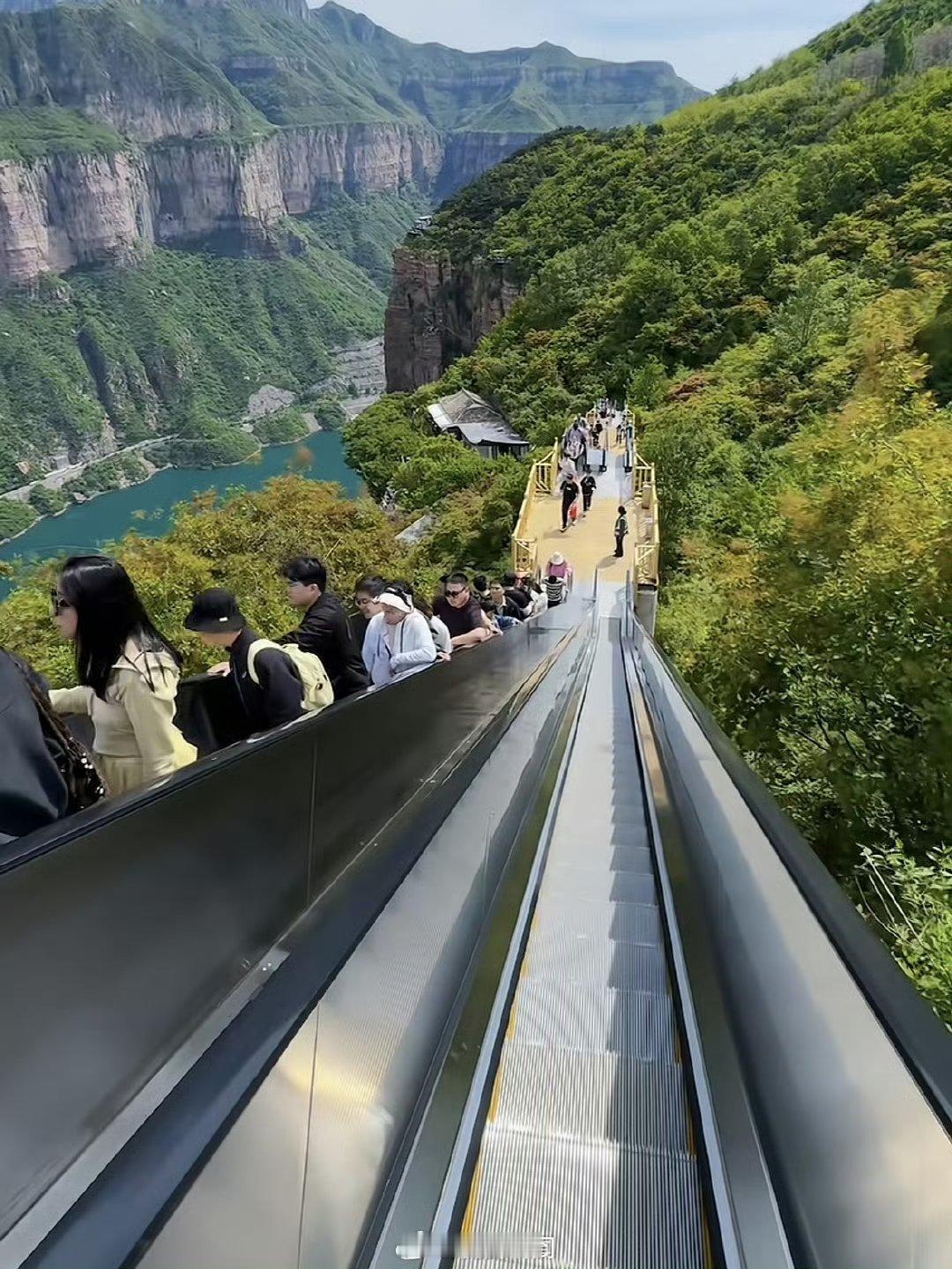景区回应装电梯爬山被质疑过度开发【景区建设近30部电梯免费开放，游客可实现懒人版