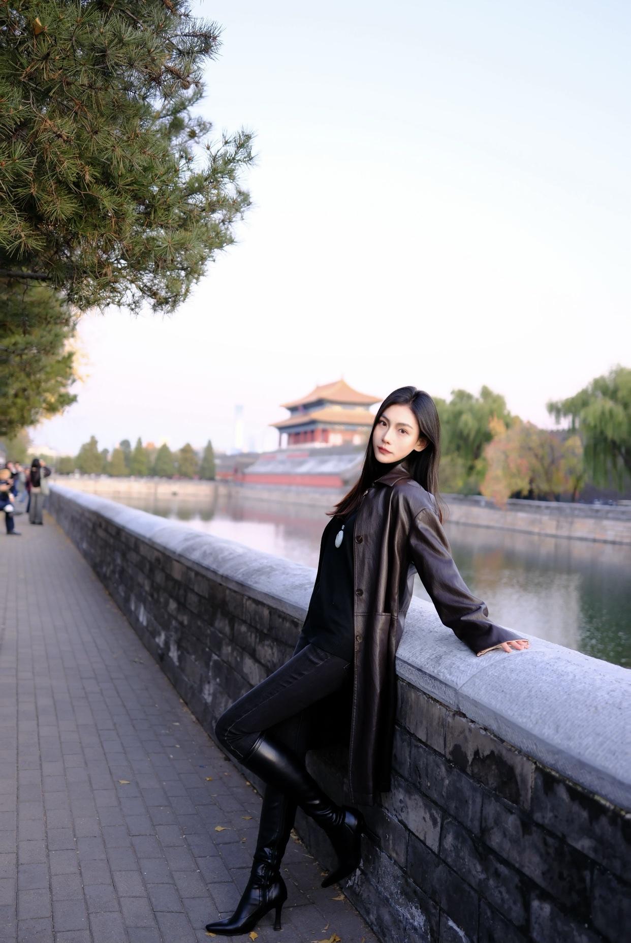 有哪些美女让人过目难忘？把黑色皮衣与皮裤组合穿出了别样风格。她不依赖昂贵名牌，用