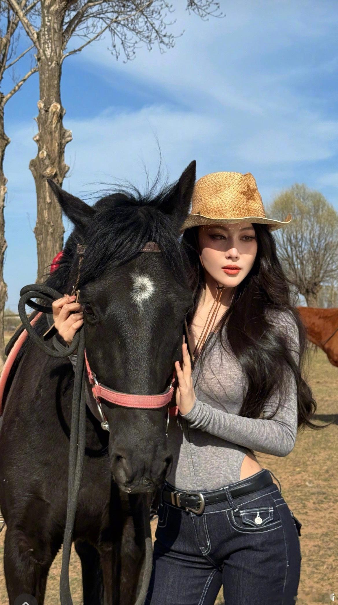 张馨予 完美的脸蛋完美的身材为什么我不是这匹马？我也想被美女姐姐贴贴摸摸啊啊啊，