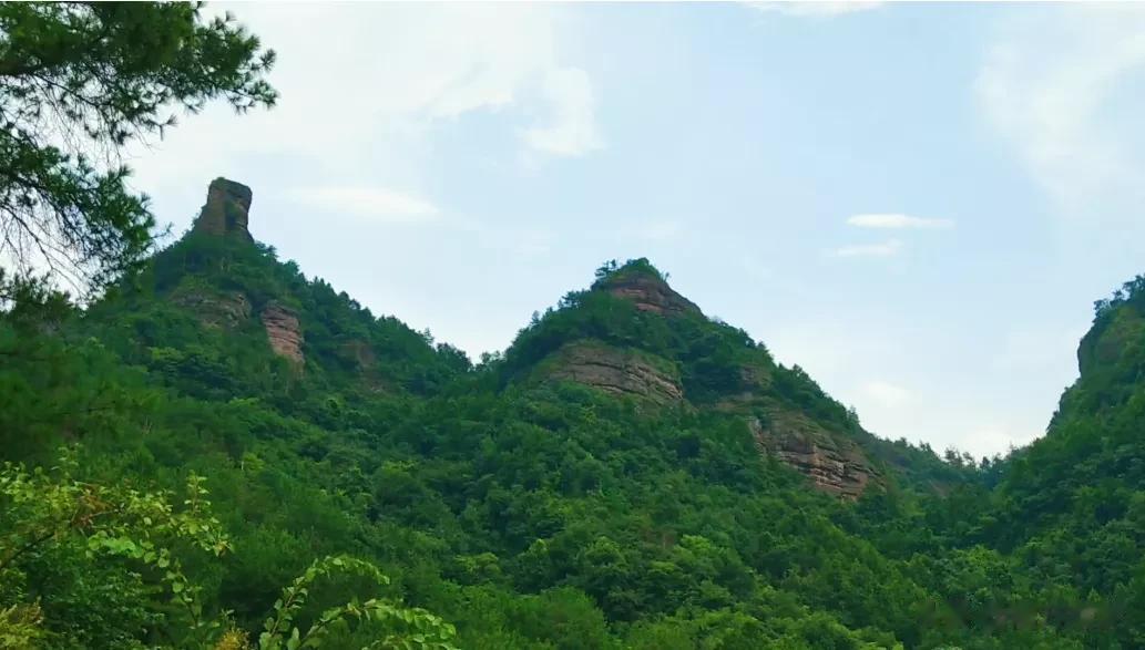  公婆岩位于浙江永康市黄泥勘村，东与浙东第一山方岩，南与杨溪湖，北与太平湖，西与