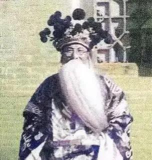 【大将穿戏服】1948 年 3 月，陈赓率第四兵团攻打洛阳，驻河南洛阳国民党 2