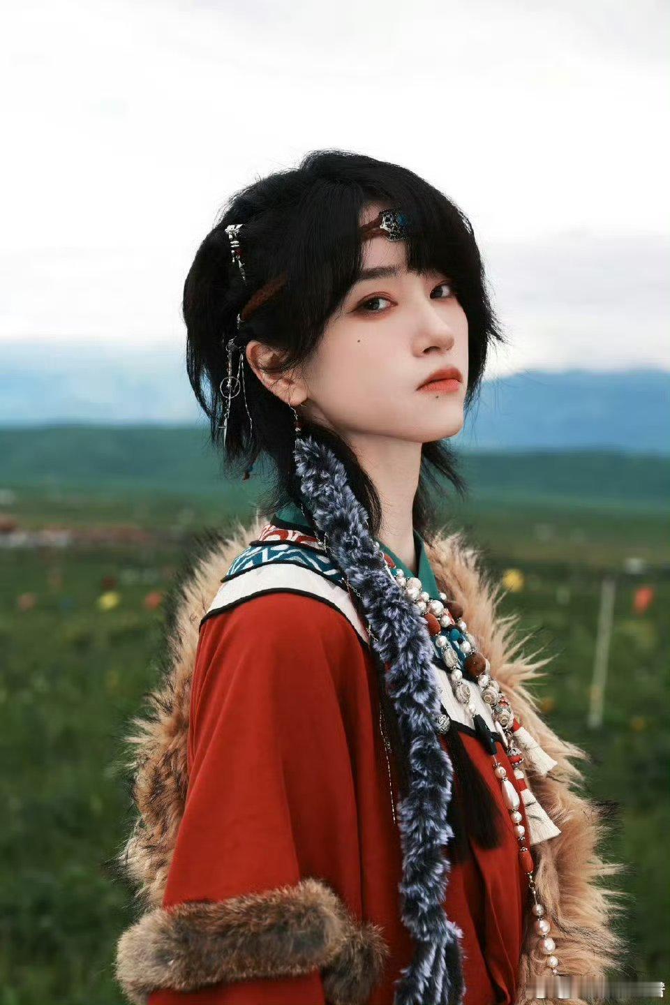 蒋芸与太阳肩并肩草原上蹦跶的样子好有活力，看完我也想请假去追风了！是自由的气息 