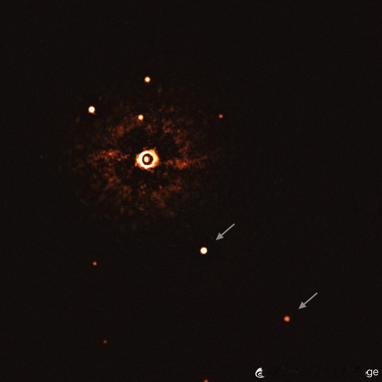 【科学家拍摄到309光年外的行星】你看到的这张照片，拍摄的不是太阳系，而是一个距