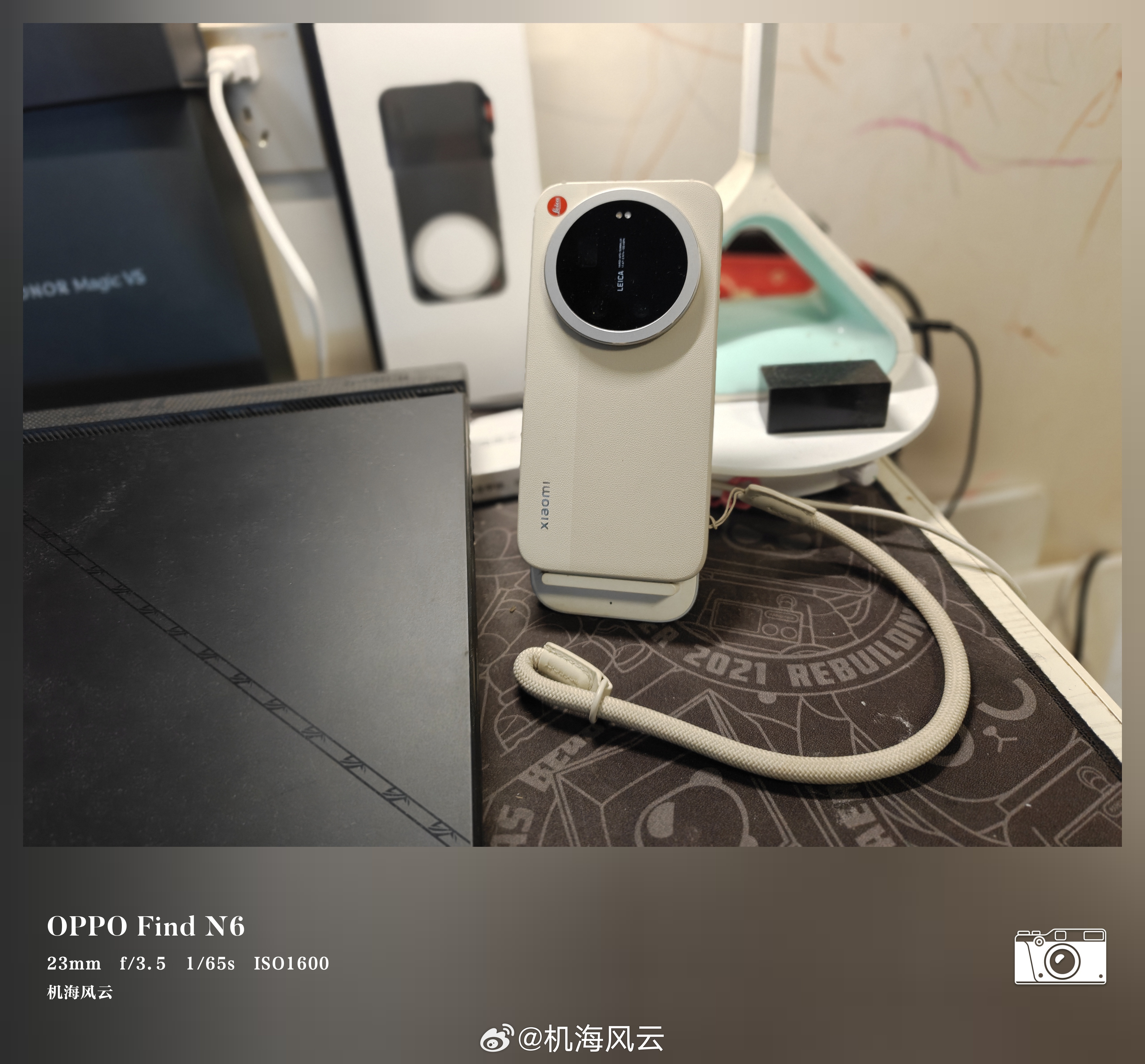 张颂文应该连续用了好几代小米Ultra了，比如在金爵奖颁奖现场，他都拿小米17 